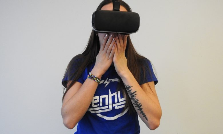 kobieta w goglach VR