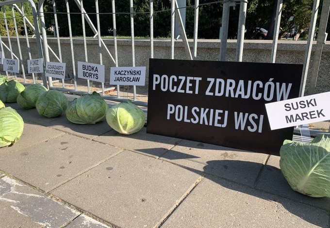 Photo of “356 pustych łbów posłów”. Niecodzienny happening AgroUnii pod Sejmem.