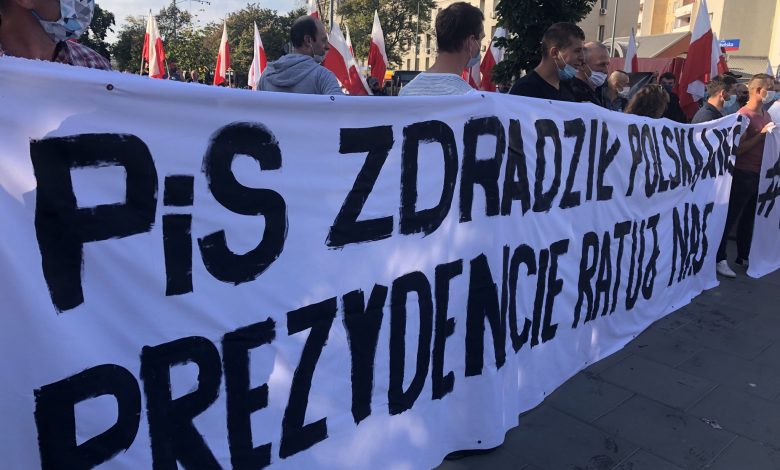 Photo of Warszawa: Rolnicy protestują pod siedzibą PiS przeciwko Piątce dla zwierząt