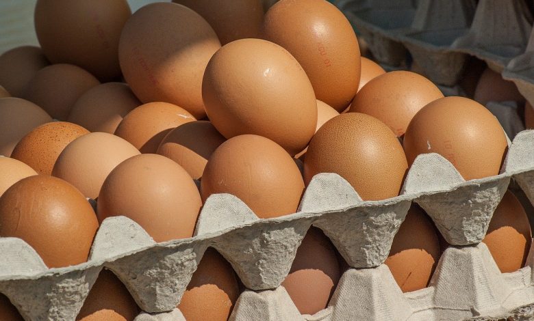 Photo of Biedronka wycofuje ze sprzedaży jaja z chowu klatkowego