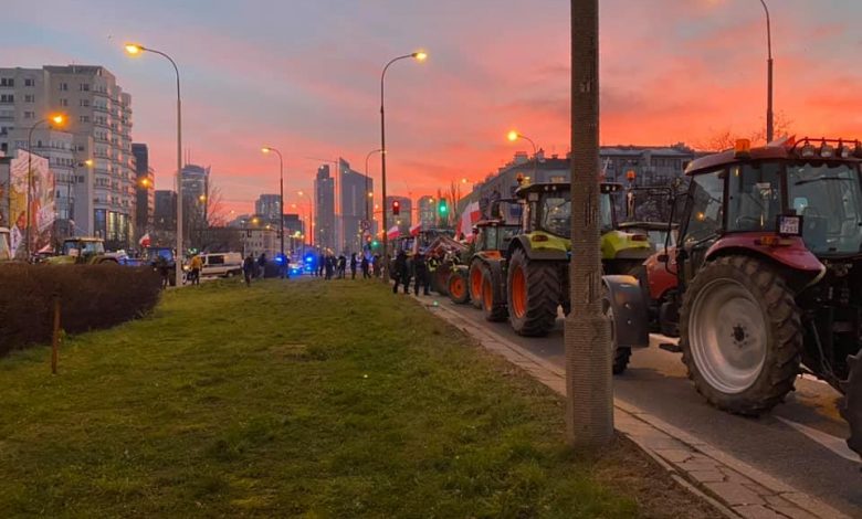 Photo of Protest rolników w Warszawie! Traktorami zablokowali skrzyżowanie!